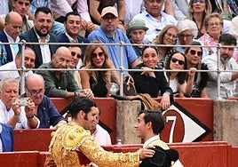 El joven homenajea al maestro en Salamanca.