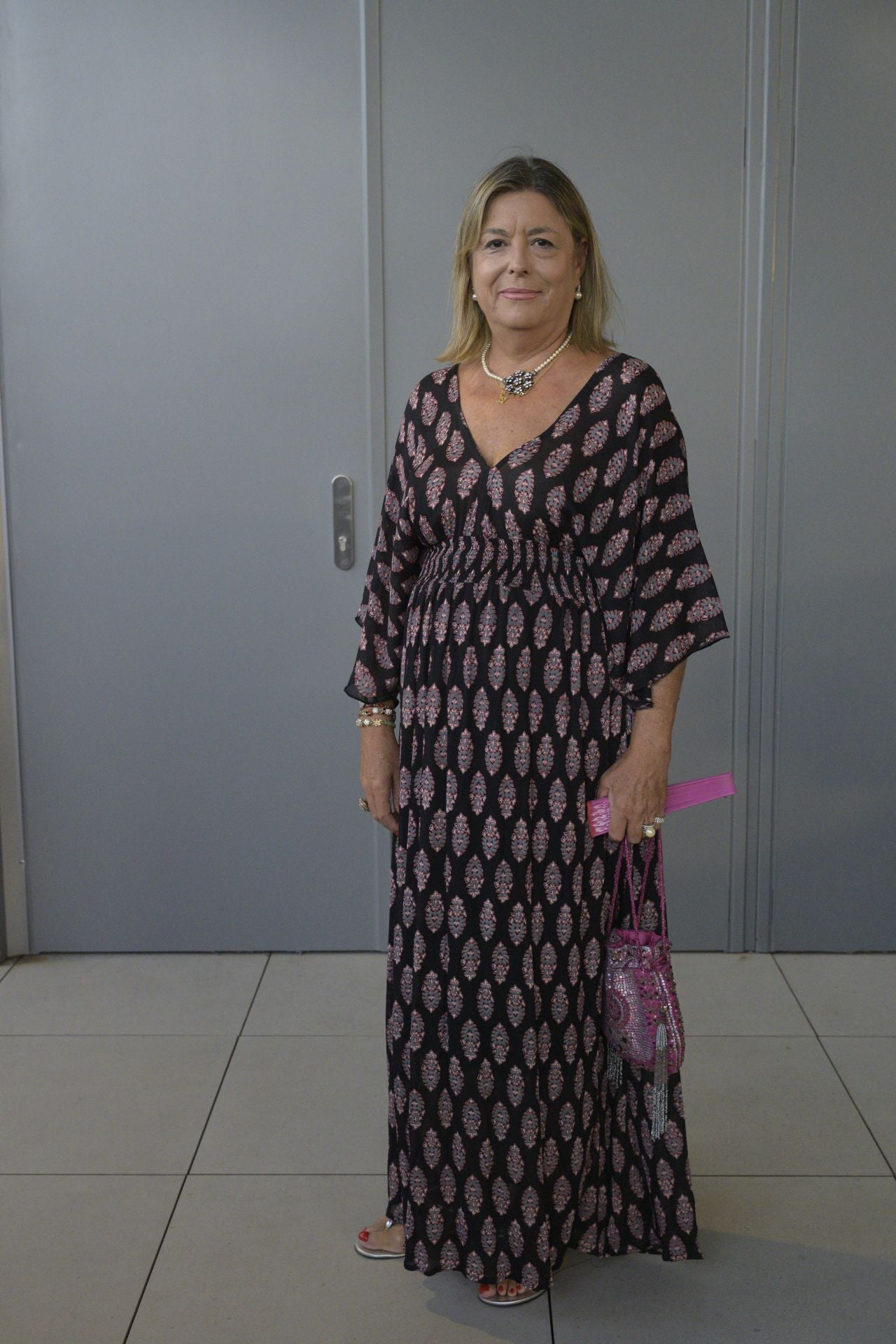 Pilar Armiñana eligió un vestido largo boho estampado con complementos en rosa fucsia y sandalias plateadas.