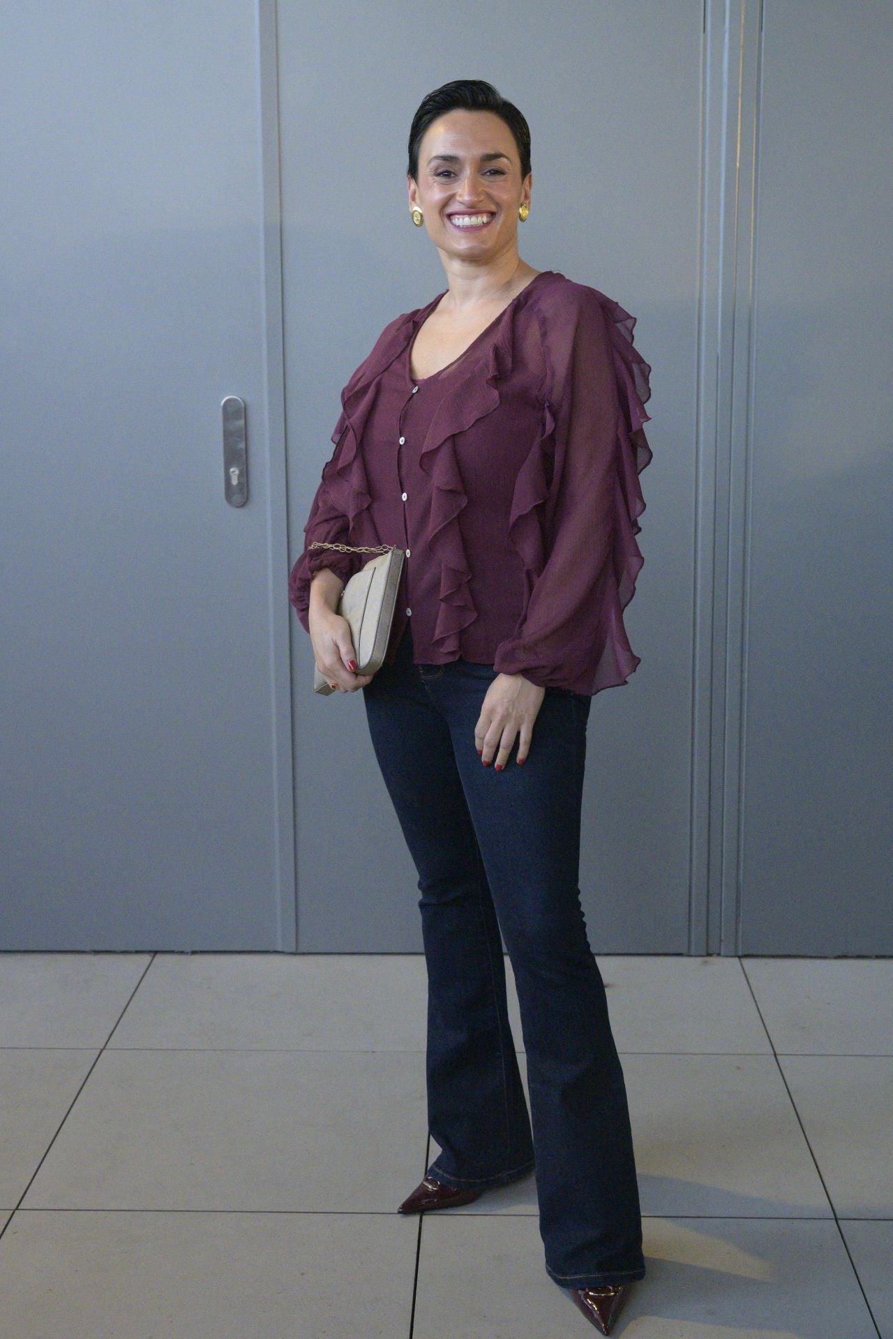 Domi Roma lució camisa de volantes en burdeos de Zara, pantalón Mango y zapatos italianos de Bagatt.