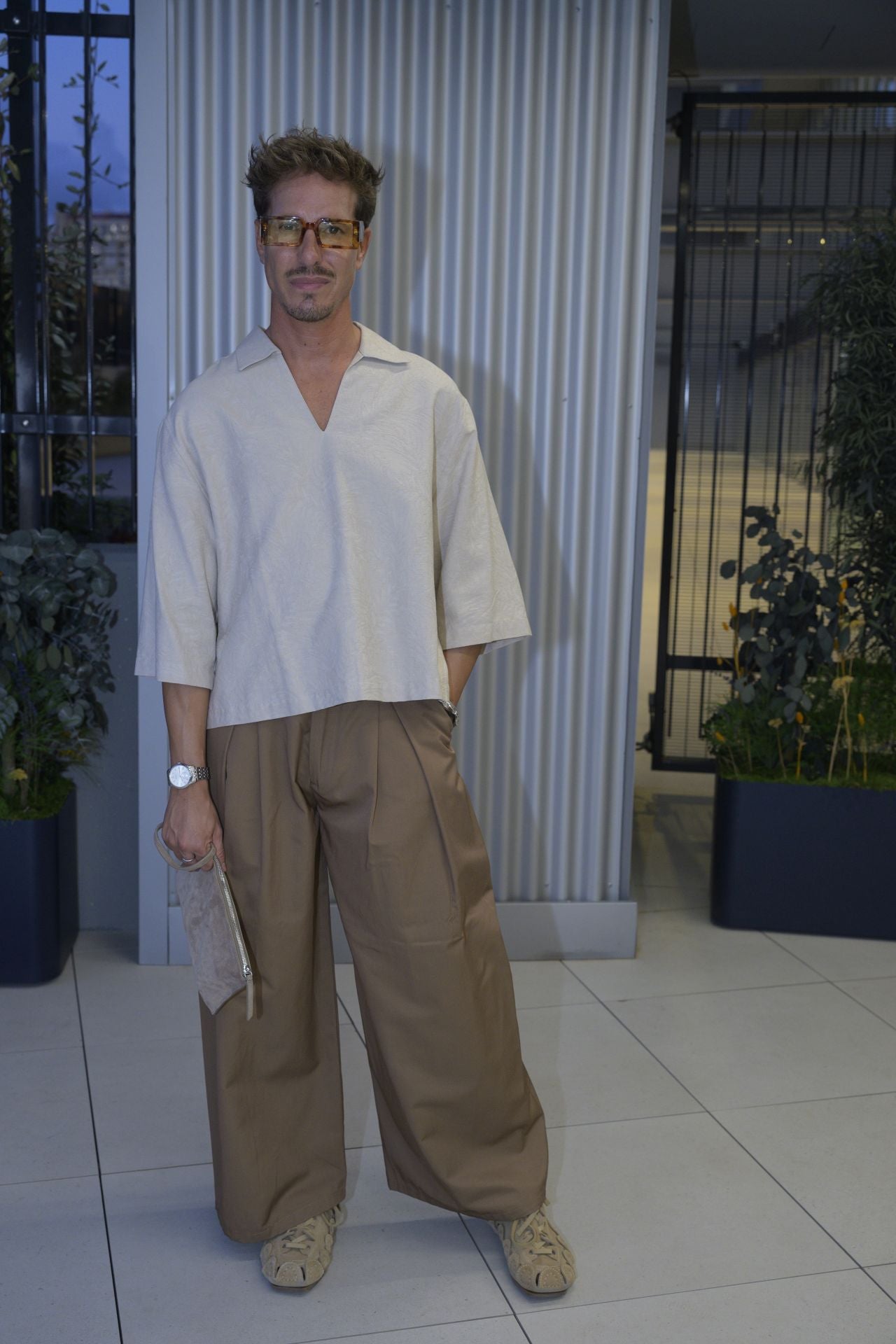 Óscar Palos, con pantalón palazzo y casaca de Zara y zapatillas croche. 
