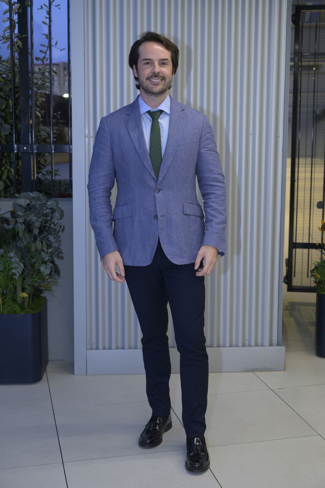 Jorge Pérez luce pantalón, chaqueta y camisa de Hackett.