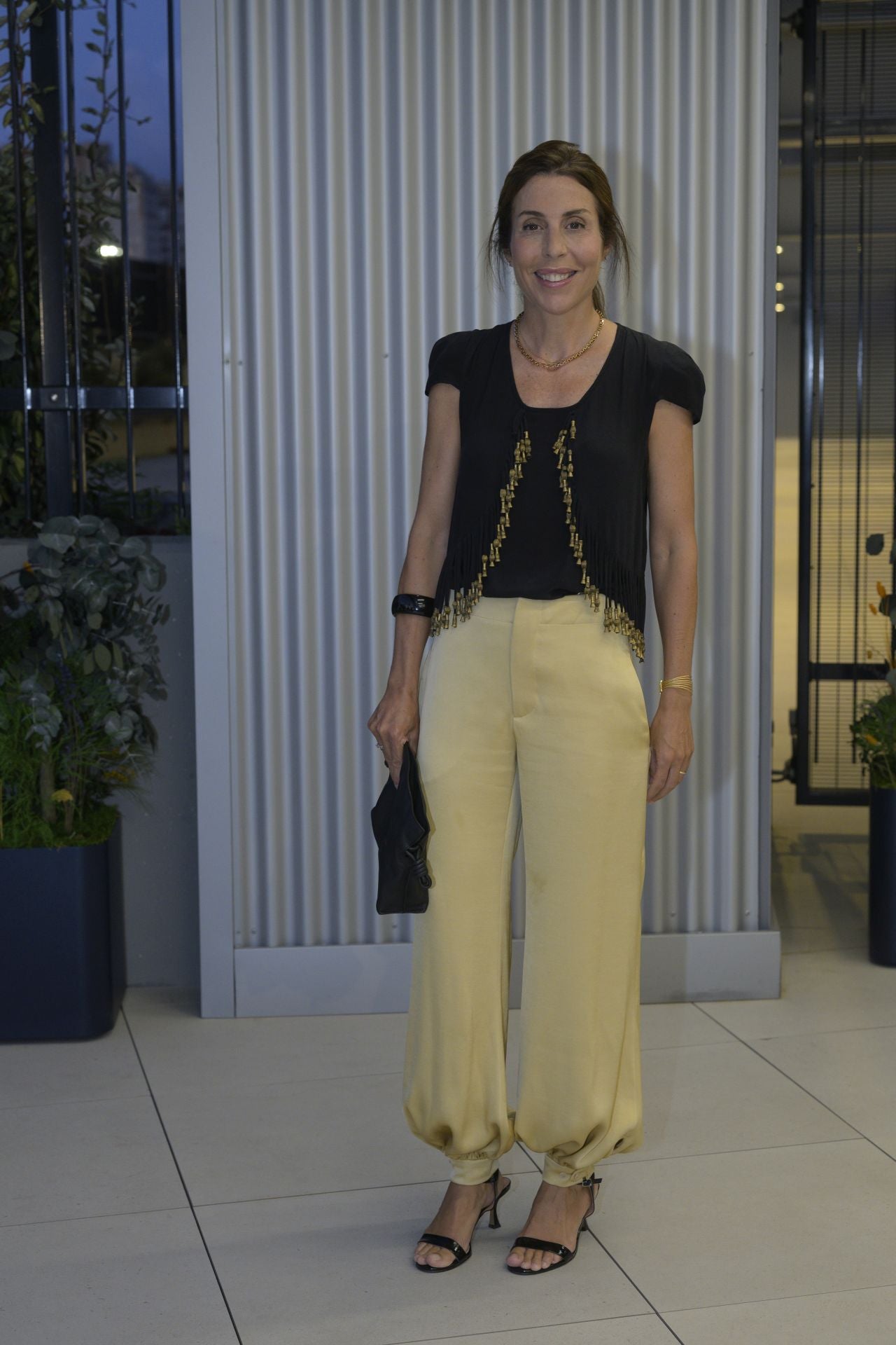 Ana Noguera lleva pantalón de Zara, cuerpo de Maje y sandalias de Lola Cruz. 