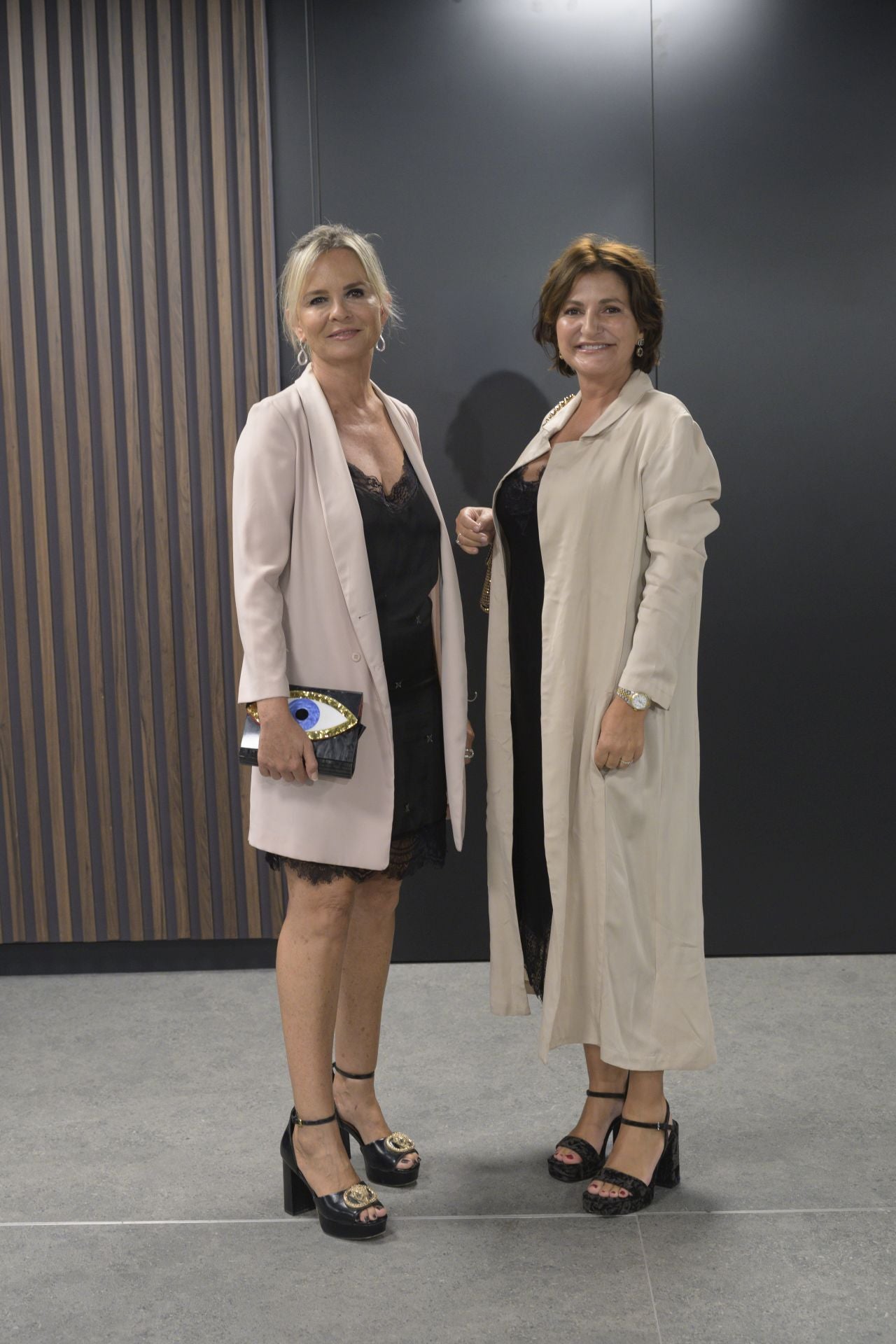 Eva Marcellán, a la izquierda, con un blazer de Selftidges y vestido lencero de Topshop. Ángela Pla lleva un abrigo de seda Bedford Goodman y vestido de seda de Patos. 