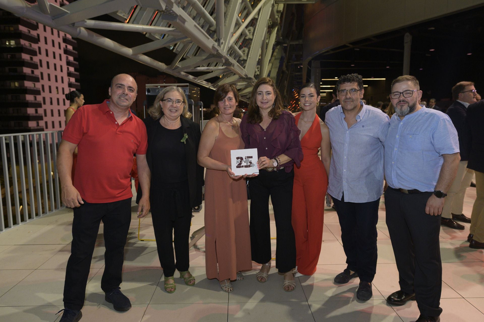 Javi, Isabel, Vicente, Sento, Carol, Amparo y Cristina, del Mercado Central.