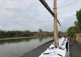 Barca preparada para la degustación gastronómica.
