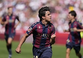 Carlos Álvarez celebra su gol ante el Girona.