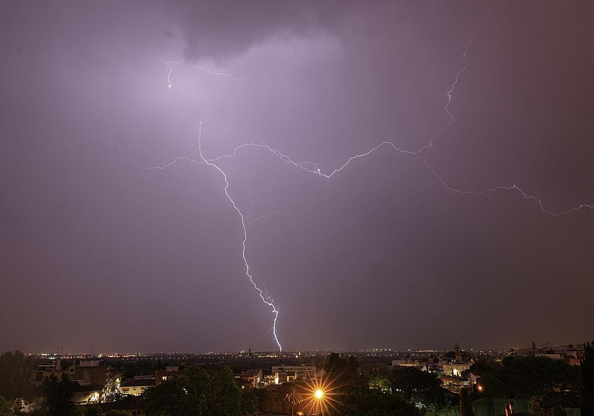 Emergencias avisa de la probabilidad de tormentas intensas en Valencia y Castellón
