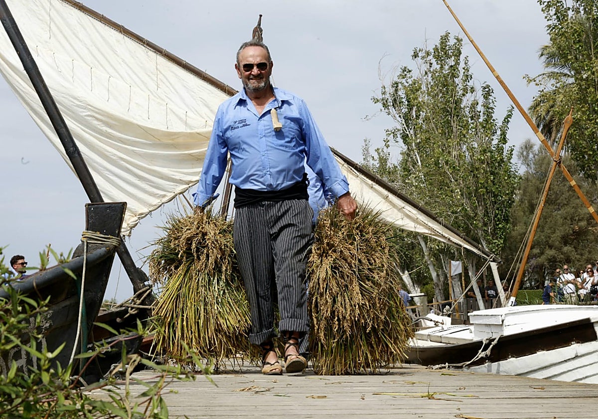 Los segadores llegan en barca al Puerto de Catarroja.