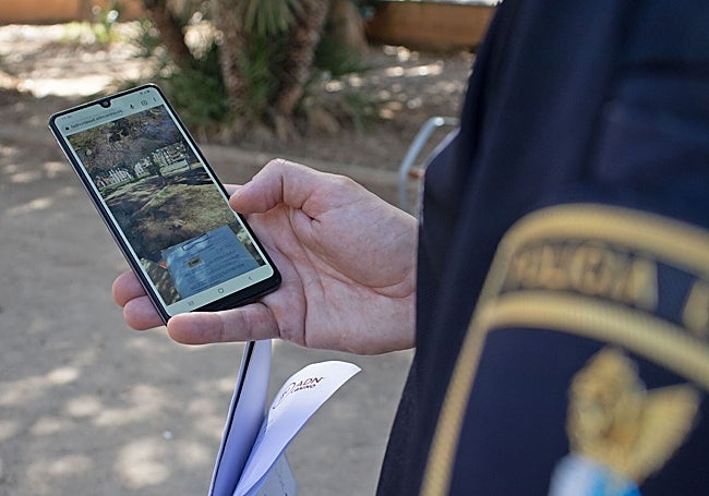 Un agente toma imágenes para completar el informe.