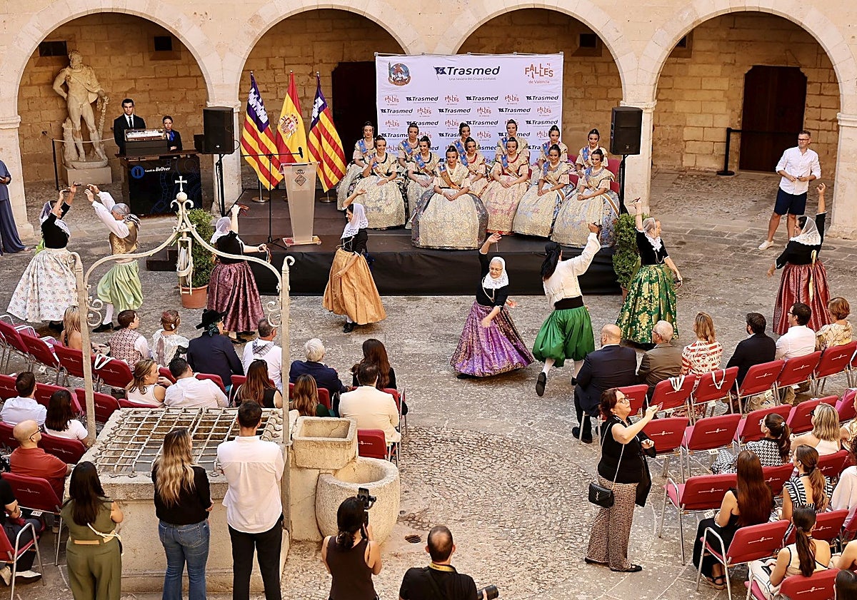 Imagen principal - Recepción y el edil de Fallas Santiago Ballester con el alcalde de Mallorca, Jaime Martínez.