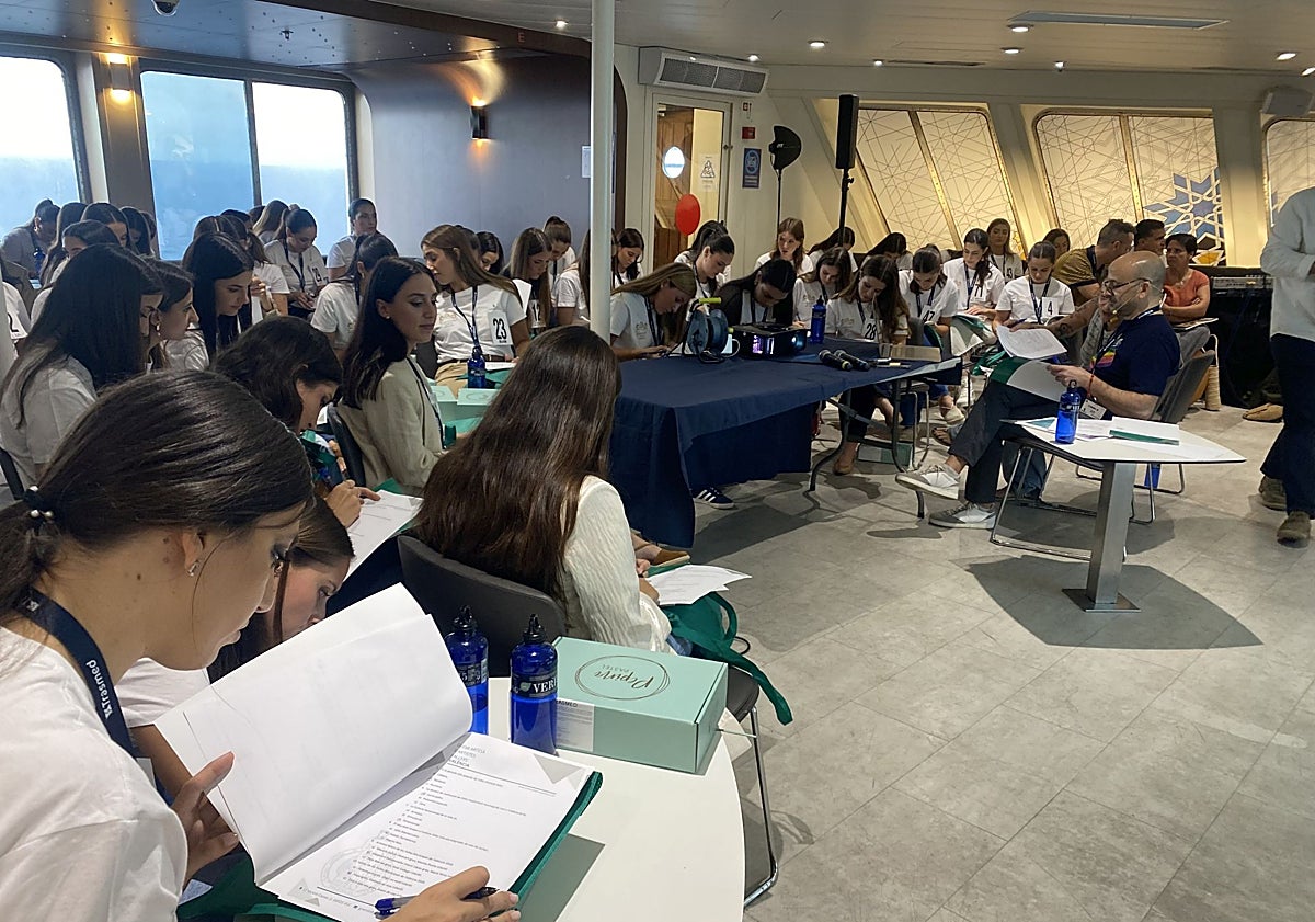 Imagen principal - Examen del gremio de artistas falleros a las candidatas.