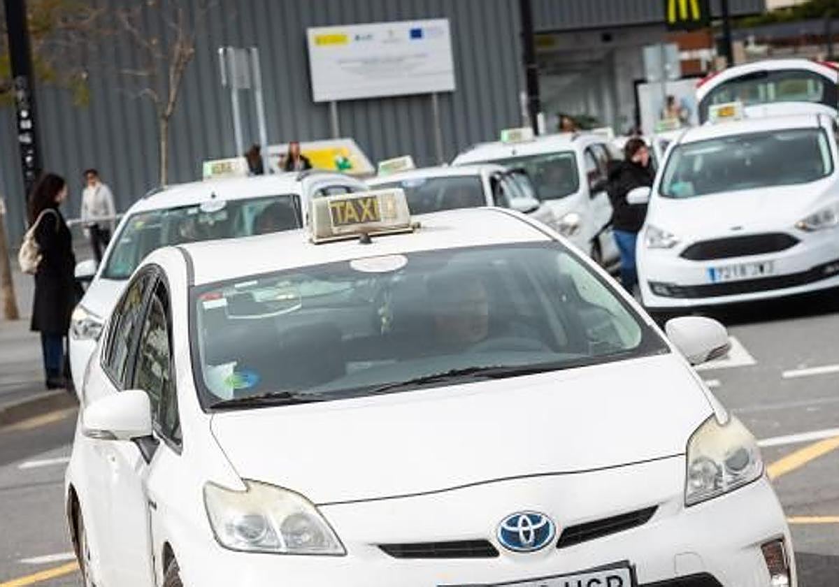 Turistas esperan taxis en la estacion del AVE Joaquin Sorolla de Valencia.