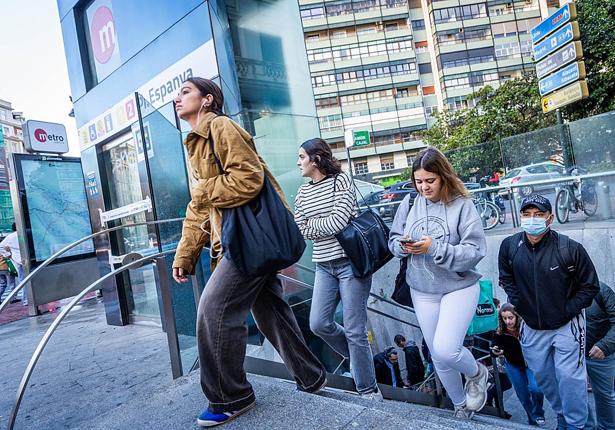 Viajeros de Metrovalencia a la salida de la estación de Plaza España.