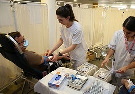 Dos enfermeras atienden a los pacientes.