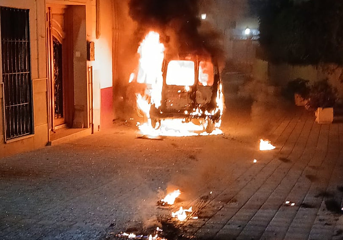 El incendio de una furgoneta obliga a desalojar dos casas en Chiva