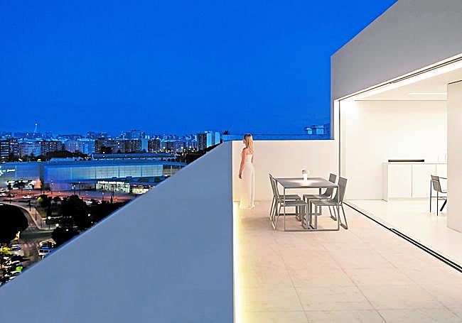 Imagen de una antigua casa de portero reinventada como vivienda particular.