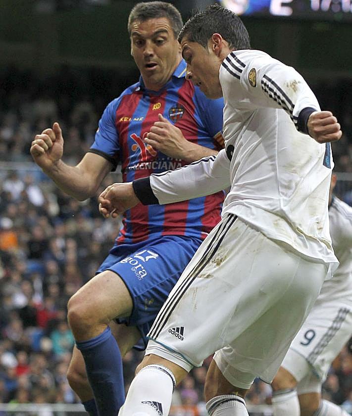 Imagen secundaria 2 - Los partidos entre Levante y Real Madrid han sido siempre tensos y locos.