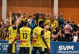 Jugadores del Conqueridor con los directivos y las autoridades.