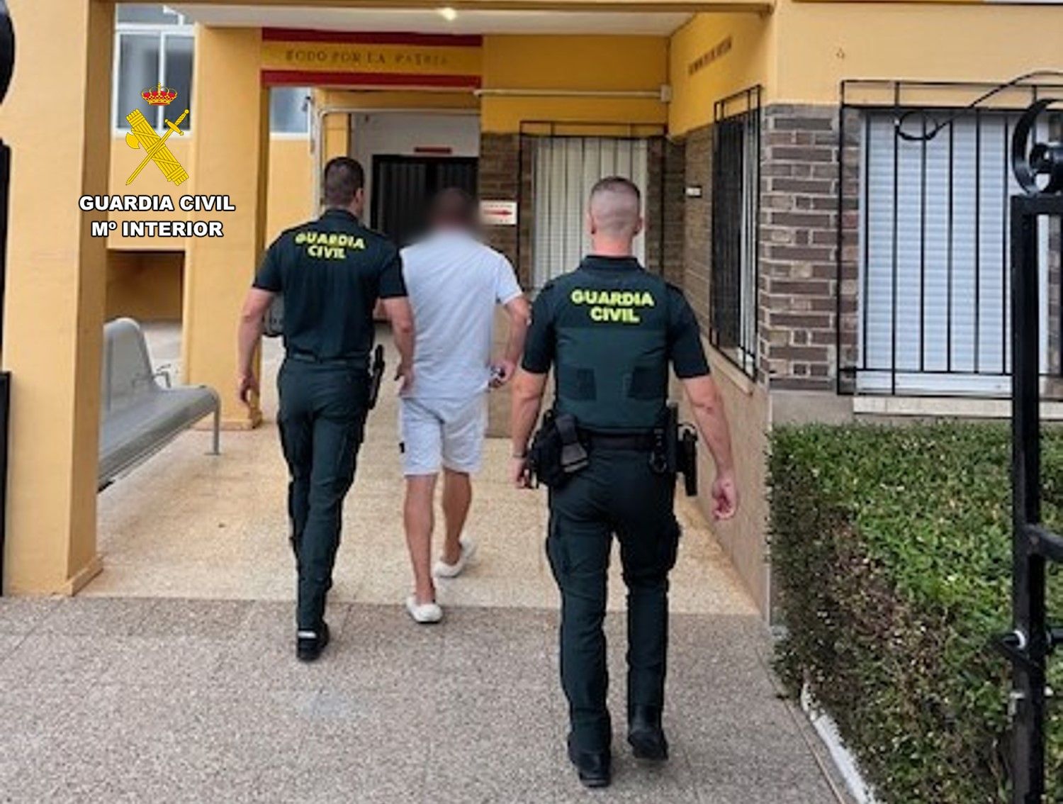 El arrestado a su llegada al cuartel.