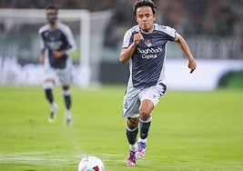 Kubo corre tras un balón.