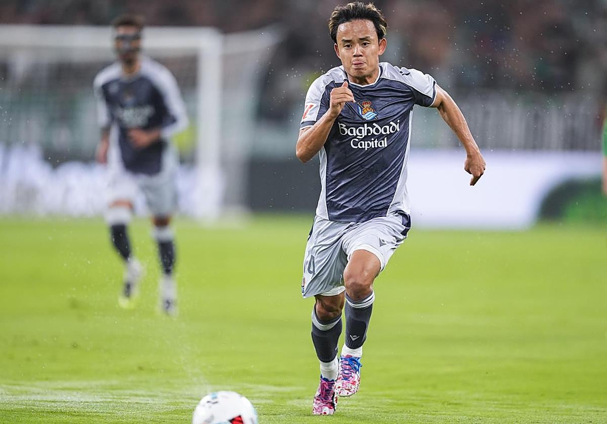 Kubo corre tras un balón.