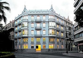 Como oficina. Imagen de la finca e Marqués de Turia donde la reforma de la vivienda para portero se destina ahora a otros usos.