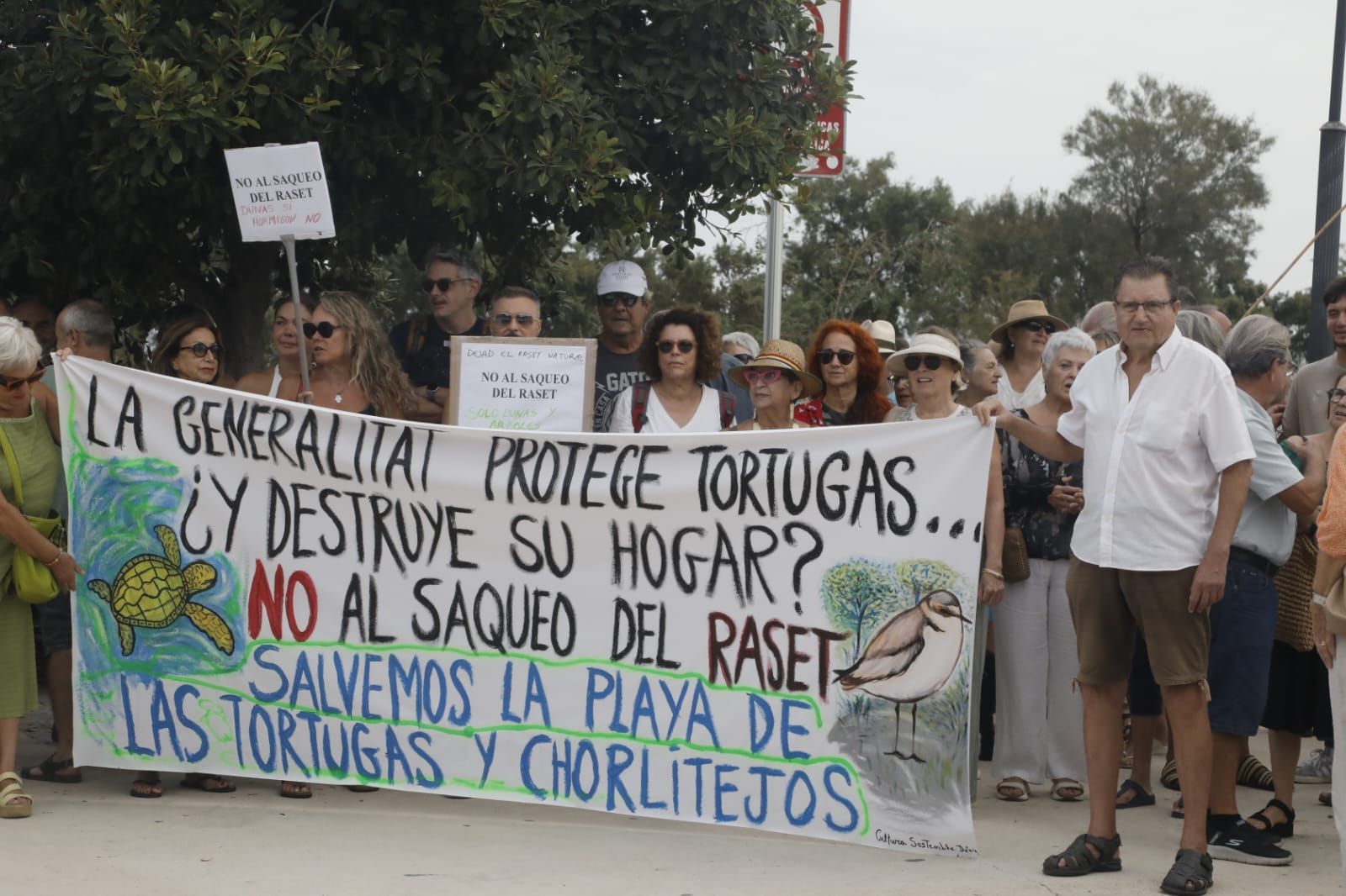 Imagen principal - Unas 300 personas se concentran en Dénia para decir «No al saqueo del Raset»