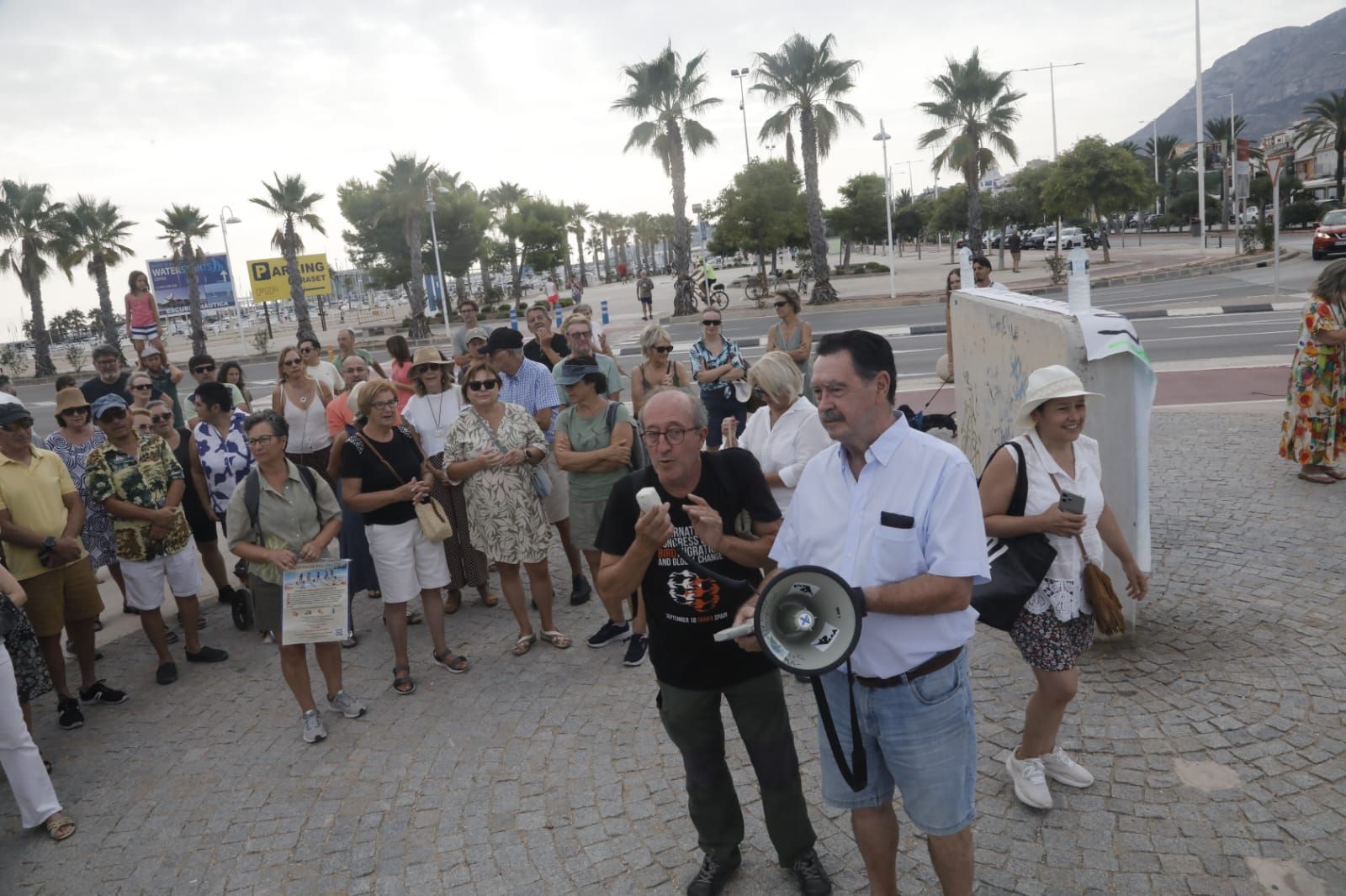 Imagen secundaria 2 - Unas 300 personas se concentran en Dénia para decir «No al saqueo del Raset»
