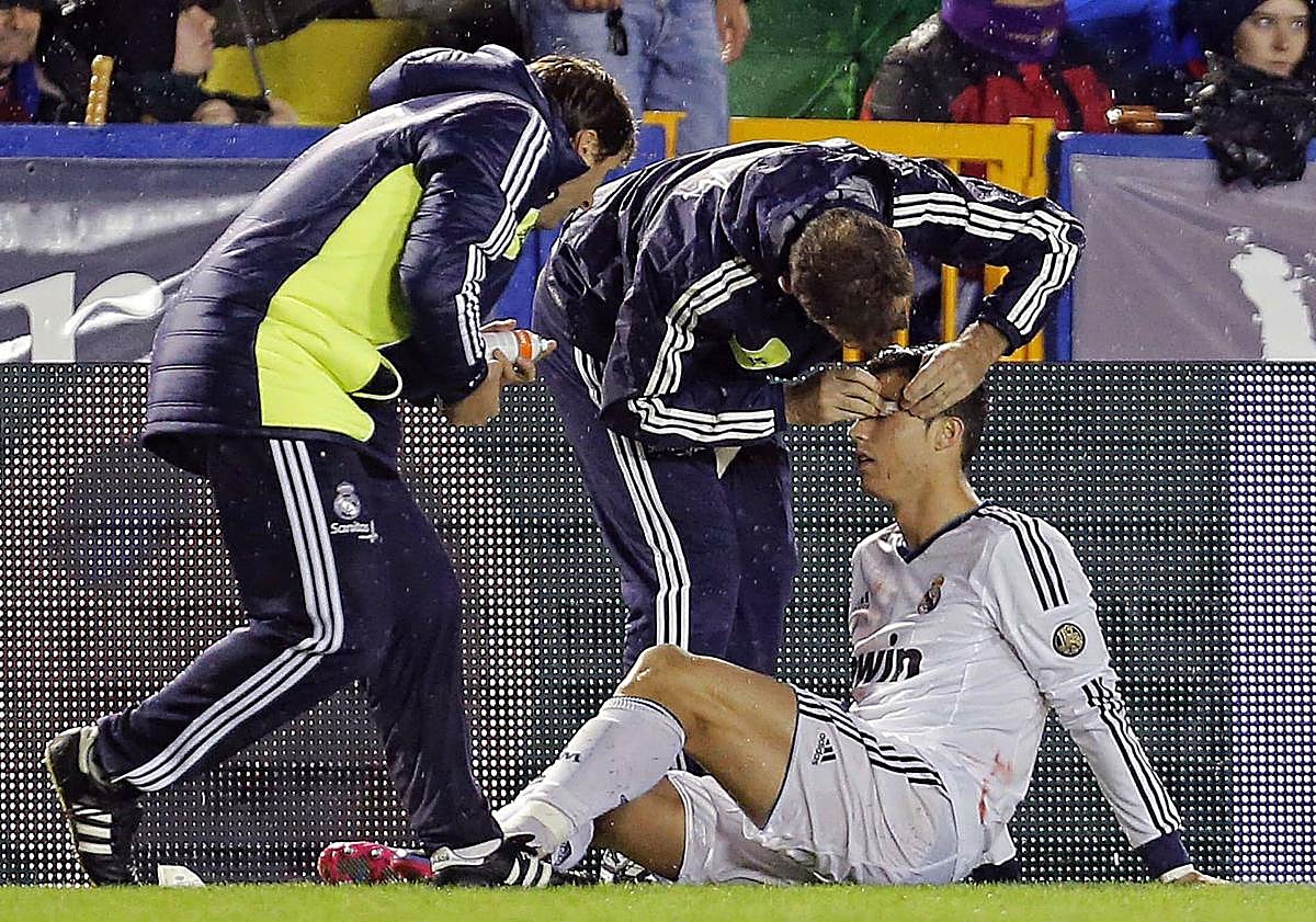 Imagen principal - Los partidos entre Levante y Real Madrid han sido siempre tensos y locos.