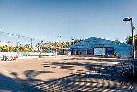 La pista de hockey de La Carrasca, con la carpa de fondo.