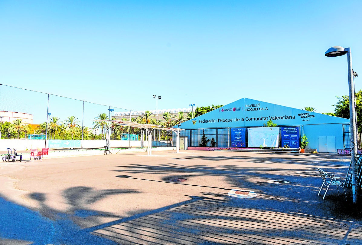 La pista de hockey de La Carrasca, con la carpa de fondo.