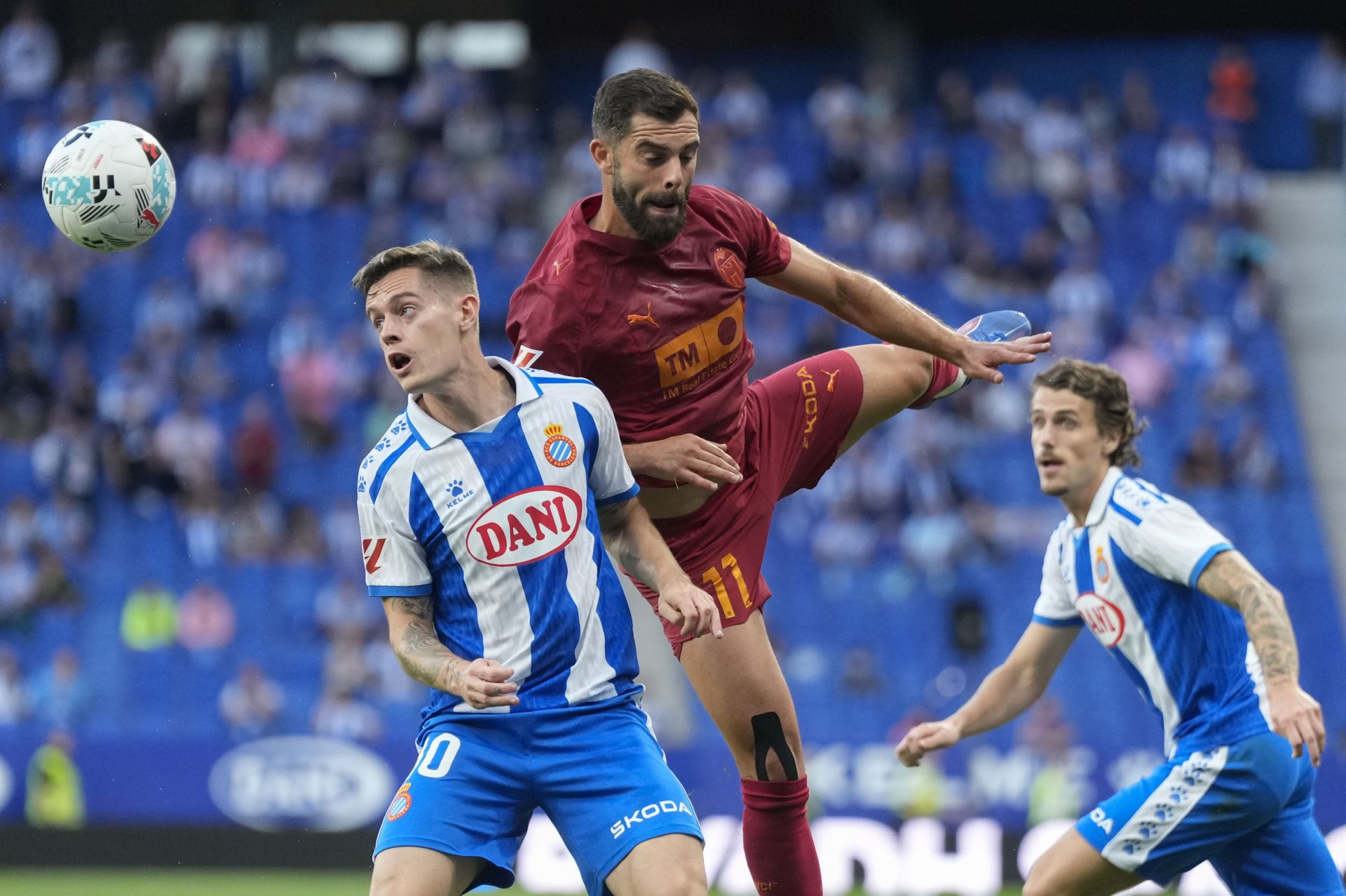 Salto de Luis Rioja junto al espanyolista Pol Lozano.