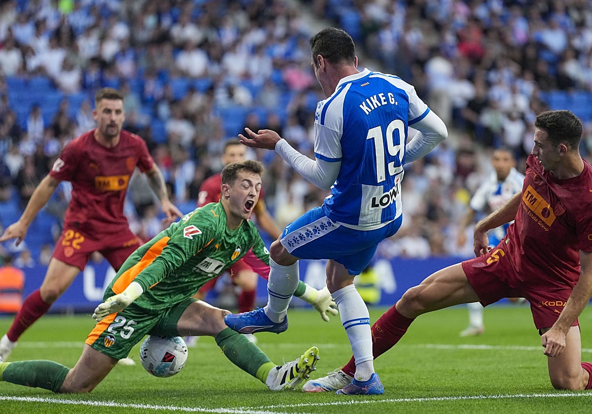 Agirrezabala despeja un lanzamiento de Kike García.