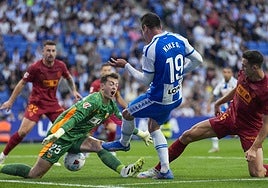 Agirrezabala despeja un lanzamiento de Kike García.