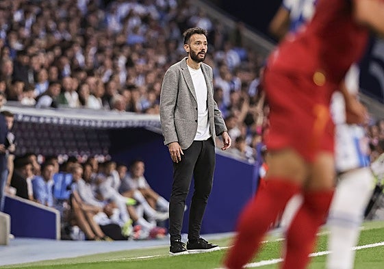 Carlos Corberán, atento al partido en el RCDE Stadium.
