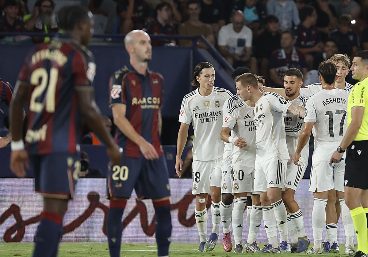 Los jugadores del Real Madrid, celebrando un gol ante el Levante.