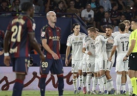 Los jugadores del Real Madrid, celebrando un gol ante el Levante.