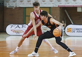 Sergio De Larrea protege el balón durante el partido de pretemporada ante el Casademont Zaragoza.