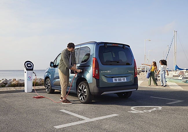 La versión eléctrica ë-Berlingo monta una batería de 50 kWh con 345 kilómetros de autonomía.