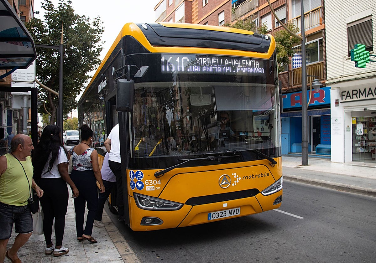 Metrobús de la nueva línea metropolitana entre Valencia y Xirivella.