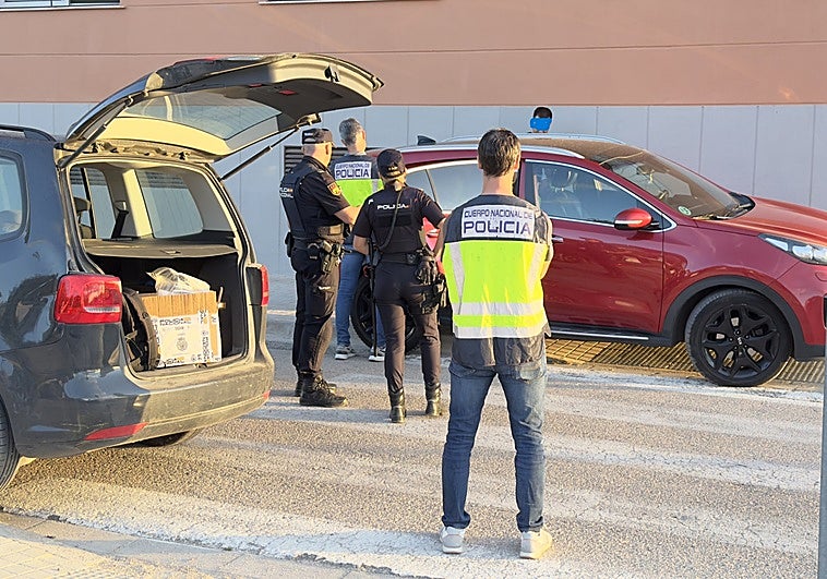 Agentes de la Policía Nacional en uno de los registros de esta macrooperación contra el cártel del puerto de Valencia.