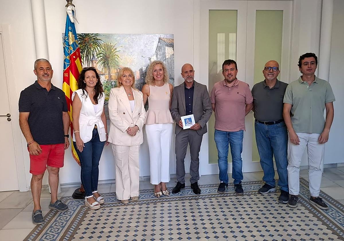 Foto de familia tras la firma del acuerdo en Meliana este martes.