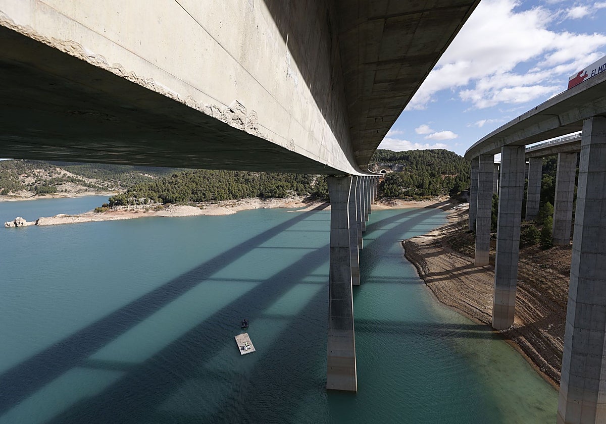 Vista del embalse de Contreras desde el acueducto del AVE.