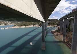 Vista del embalse de Contreras desde el acueducto del AVE.