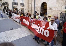 Manifestantes en el exterior de Les Corts.