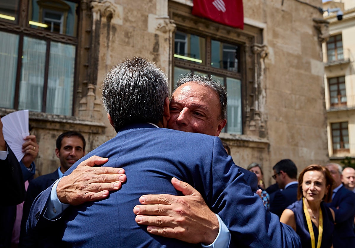 Navarro abraza a Mazón tras formar Consell, una imagen de otros tiempos.