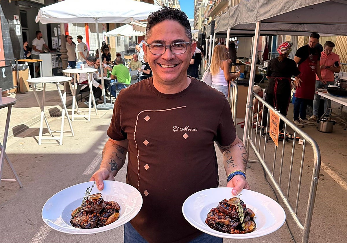 Marín Jiménez con el rabo de toro ganador.