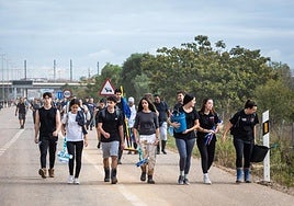 Un grupo de jóvenes se dirige a Alfafar para las tareas de limpieza tras la dana de octubre de 2024.