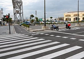 Aparcamiento para motos junto a un paso de cebra en la zona del Puerto.