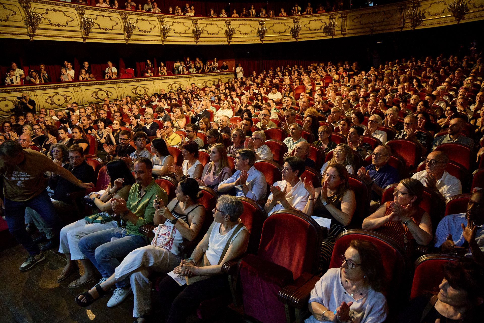 El público, en el patio de butacas del teatro Principal.